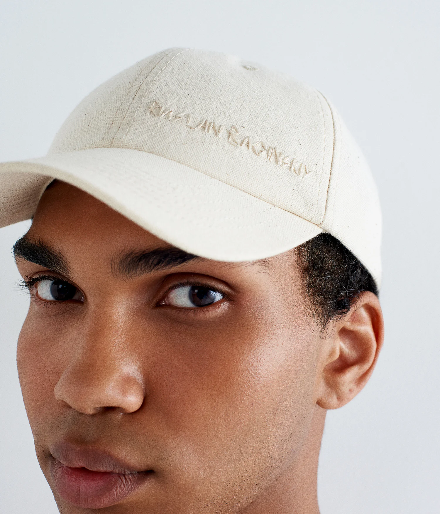 BASEBALL CAP IN BEIGE WITH EMROIDERED MONOGRAM